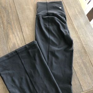 Size 6 Long Lululemon bootcut legging, EUC